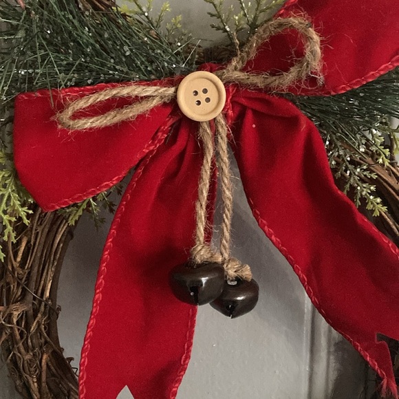 NWT- Beautiful Snowman Wreath Decoration w/ 🎩 Red Velvet Bow & Jingle Bells - Picture 8 of 17